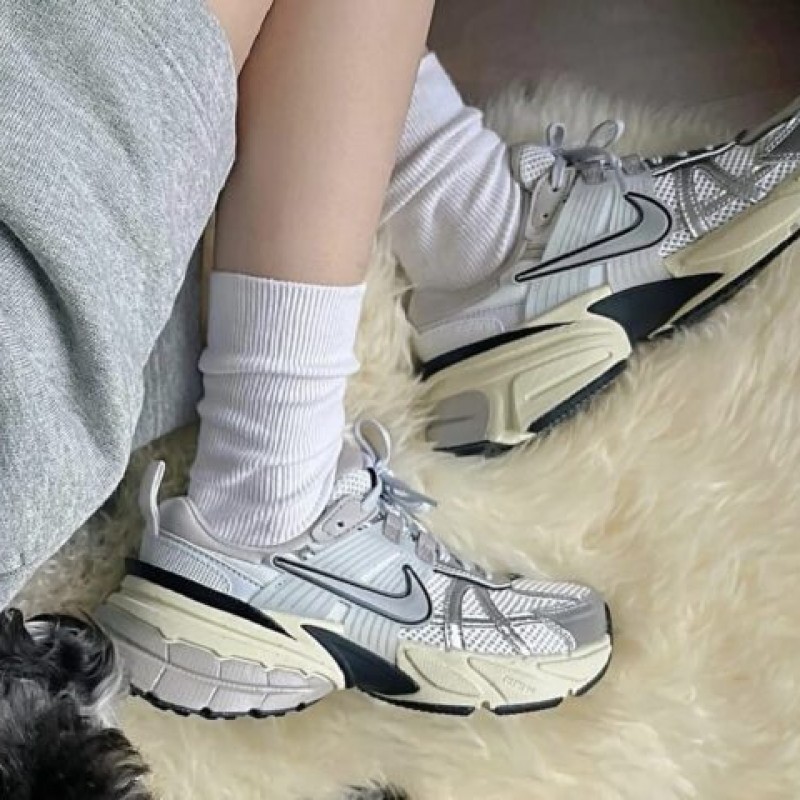 Giày Nike V2K Run ‘Summit White Metallic Silver’ 
